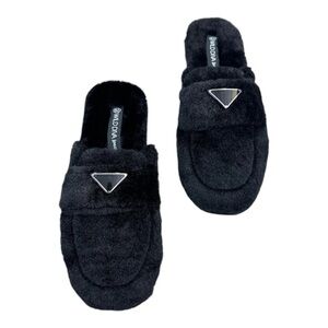 Wild diva soulmate tan fur slippers with triangle emblem sz 8